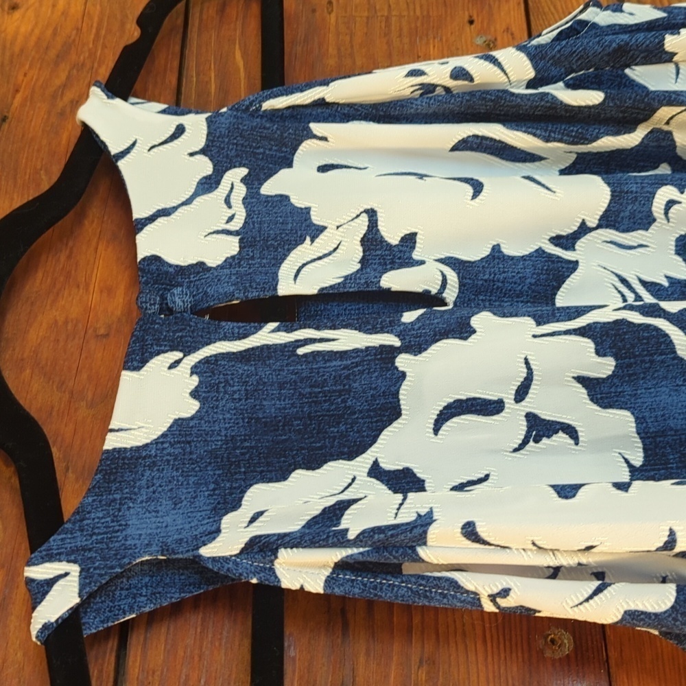 INC International  | Floral Flowy Blue White Shoulder Cutout Tank Top Size M - Picture 5 of 7